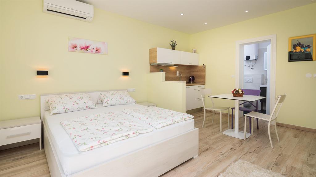 Apartments And Room Alen Duce Exterior photo